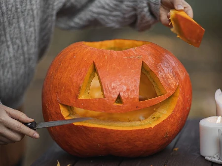 Halloween pompoen uithollen